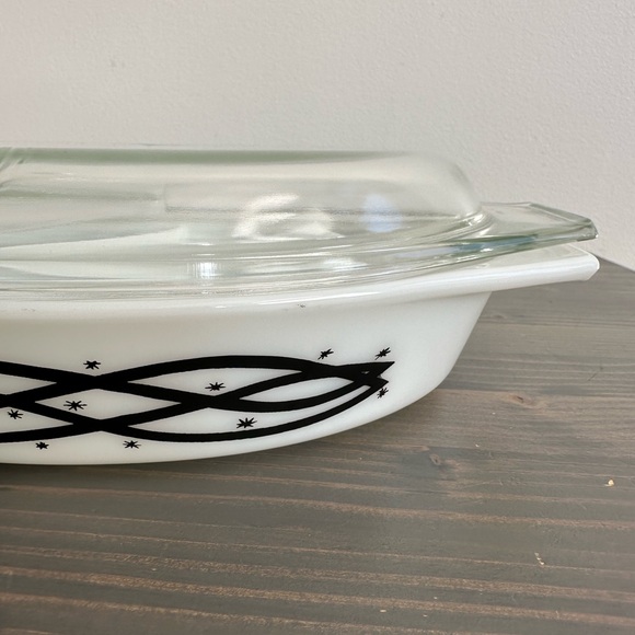 Vintage 1958 PYREX split dish 🖤🤍
Barbed wire 1.5 quart with lid - Picture 3 of 13